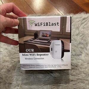 NWT WiFiblast Mini WiFi Repeater - Black and‎ White